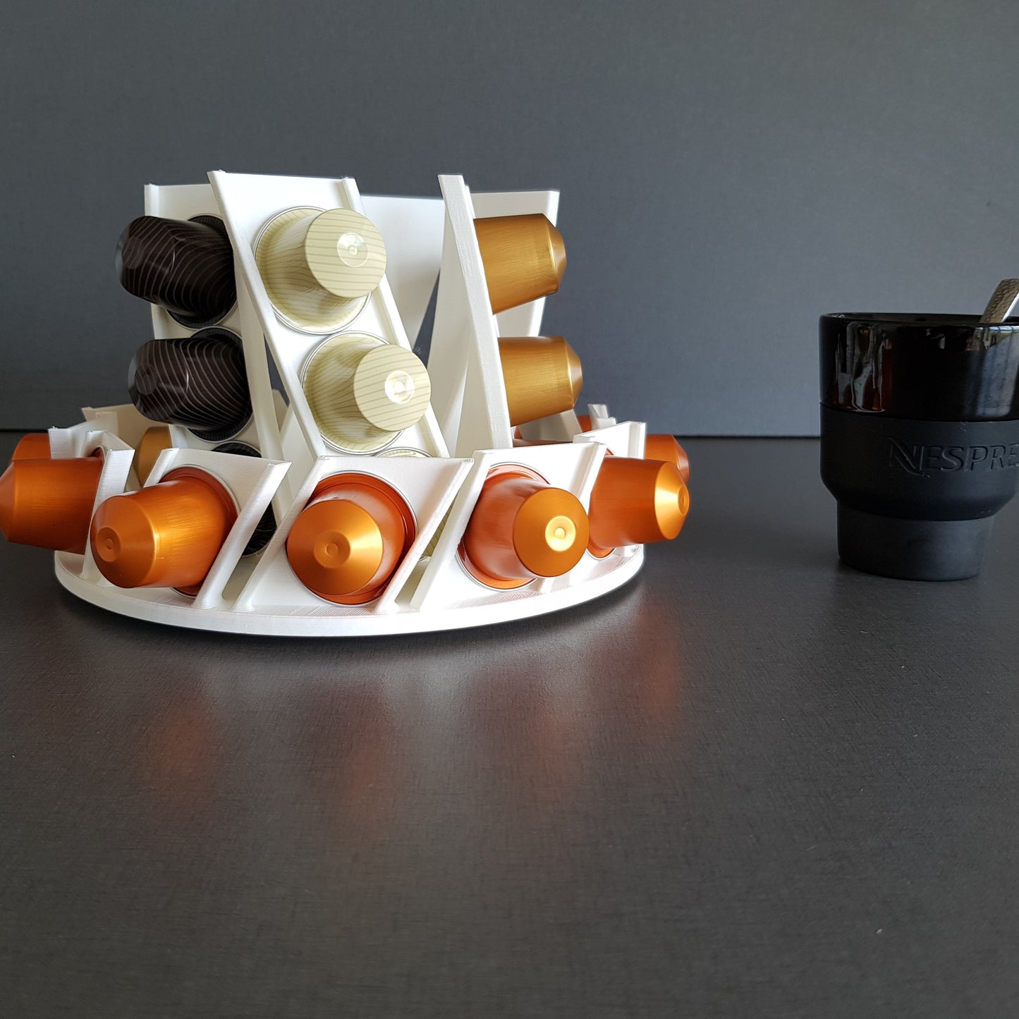 ROTIERENDES DISPLAY FÜR NESPRESSO-KAFFEEKAPSELN