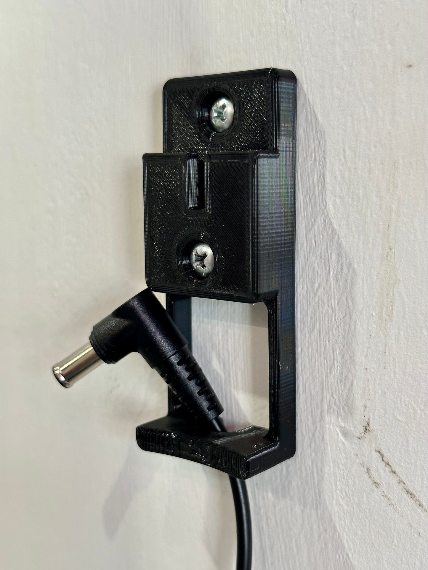 A wall mount for a Shark Stratos cordless vacuum cleaner (model IZ400UK). Includes a cable holder to make plugging/unplugging easier. Maximize your cleaning efficiency with the wall-mounted Shark Stratos cordless vacuum cleaner. Plus, with the included cable holder, you'll experience seamless performance with every use.